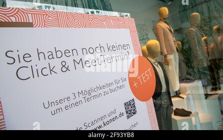 Munich, Allemagne. 16 avril 2021. Un panneau indiquant « vous n'avez pas encore de rendez-vous en un clic ? - plus test) est suspendu dans la fenêtre d'un magasin de mode du centre-ville. Credit: Peter Kneffel/dpa/Alay Live News Banque D'Images