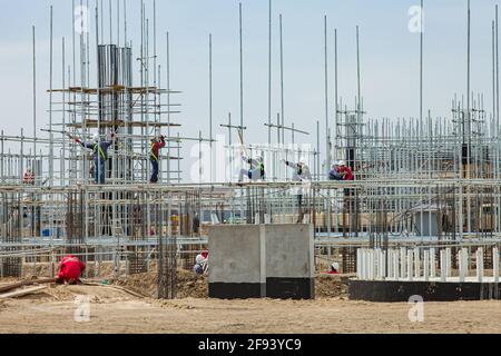 Atyrau/Kazakhstan - mai 21 2012 : modernisation de la raffinerie de pétrole. Développement du béton de renfort. Grimpeurs industriels sur l'assemblage d'échafaudages Banque D'Images