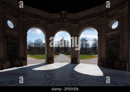 Munich, Allemagne. 16 avril 2021. La chancellerie d'État bavaroise est visible dans la Hofgarten entre les colonnes du temple Diana. Credit: Sven Hoppe/dpa/Alay Live News Banque D'Images