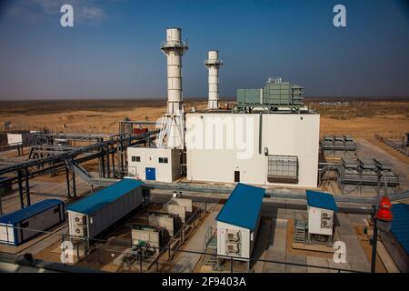 Région de Kzylorda/Kazakhstan - Mai 01 2012 : centrale à gaz moderne dans le désert. Vue extérieure sur le bâtiment industriel principal, les pipelines et certains transformateurs. Banque D'Images