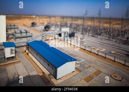 Région de Kzylorda/Kazakhstan - Mai 01 2012 : centrale à gaz moderne dans le désert. Image partiellement floue avec effet d'inclinaison. Banque D'Images