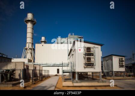 Région de Kzylorda/Kazakhstan - Mai 01 2012 : centrale électrique au gaz moderne dans le désert. Vue sur l'extérieur. Photo inclinée. Partiellement flou. Banque D'Images