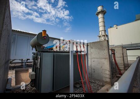 Région de Kzylorda/Kazakhstan - Mai 01 2012 : centrale à gaz moderne dans le désert. Transformateur de puissance avec réservoir d'huile et fils de couleur (câbles). Ciel bleu avec cl Banque D'Images