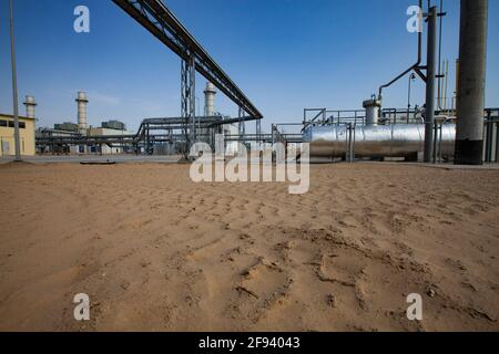 Région de Kzylorda/Kazakhstan - Mai 01 2012 : centrale à gaz moderne dans le désert. Échangeur thermique, canalisations et cheminées. Sable jaune au premier plan. Banque D'Images