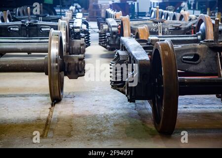 Usine de construction de voitures de train. Roues et bogies de wagons. Faible profondeur de champ Banque D'Images