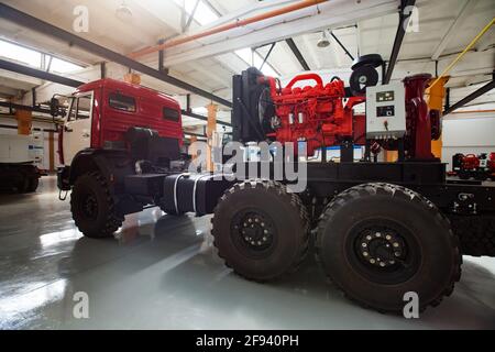 Oral/Kazakhstan - Mai 05 2012: Usine de production de machines. Camion incendie avec pompe à eau diesel. Banque D'Images