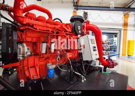 Uralsk (Oral)/Kazakhstan - Mai 05 2012: Pompe à eau diesel pour camion d'incendie. Usine de production de machines spéciales. Banque D'Images