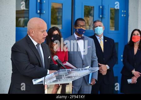 MIAMI, FLORIDE - AVRIL 15 : Carlos Migoya, président et chef de la direction de Jackson Health System, Jennifer Boyd- Pugh, notre vice-présidente de l'administration de l'université Barry, Dr Jaffus Hardrick, président de l'université Florida Memorial, Javier I. marques, vice-président des opérations et de la sécurité et chef de cabinet de l'Université internationale de Floride et Jackie Menendez, vice-présidente des communications de l'Université de Miami, s'exprime aux côtés des étudiants qui avaient reçu le vaccin COVID-19 au centre de réadaptation Jackson Memorial Hospital-Christine E. Lynn le 15 avril 2021 à Miami, en Floride. Jackson Memorial Hospital bega Banque D'Images