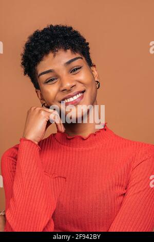 Photo d'une jeune femme souriante et jolie portant ensemble tendance  décontracté isolé sur fond coloré avec copie l'espace Photo Stock - Alamy