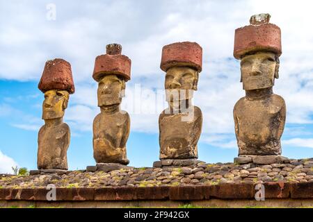 Moai avec pukao contre le ciel bleu et les nuages à AHU Nau Nau sur la plage d'Anekena, île de Pâques, Chili Banque D'Images