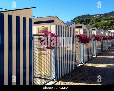 Cabines de plage fleuries à Portofino, Ligurie, Italie Banque D'Images