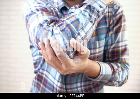 Homme avec douleur de coude, concept de soulagement de douleur. Banque D'Images