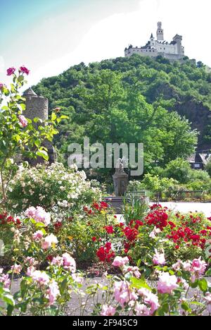 Château de Marksburg vu des jardins du village de Braubach, nr. Koblenz, Rhénanie-Palatinat, Allemagne Banque D'Images