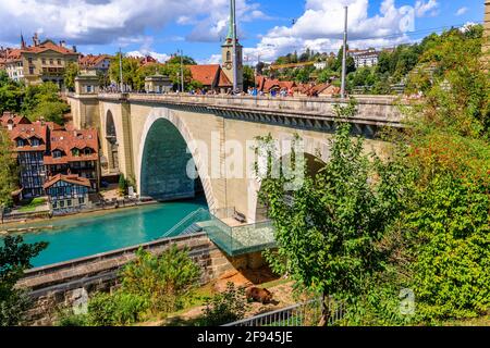 Berne, Suisse - 23 août 2020 : touristes à la recherche d'un ours nageant à l'intérieur de l'Bear Pit depuis le pont de Nydeggbrucke. destinations touristiques à Berne Banque D'Images