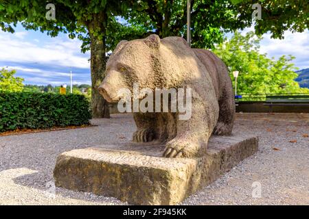 Berne, Suisse - 23 août 2020 : statue du monument de l'ours de Berne à l'intérieur du Pit de l'ours, l'une des destinations touristiques les plus visitées de Berne, Suisse Banque D'Images