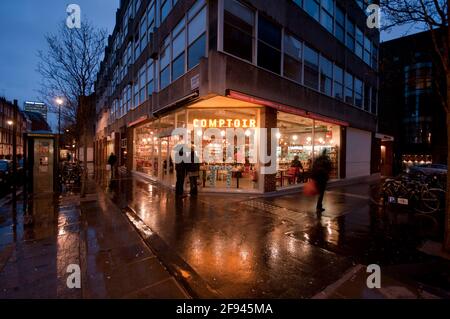 Restaurant Comptoir , Broadwick Street, Soho , sous la pluie le soir 2013 Banque D'Images