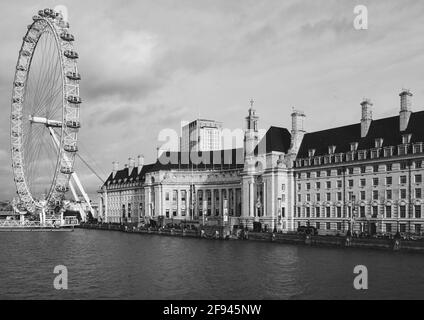 LONDRES, ROYAUME-UNI - 10 décembre 2015 : London Eye and County Hall, Westminster, Londres, Angleterre, Royaume-Uni en noir et blanc. Banque D'Images