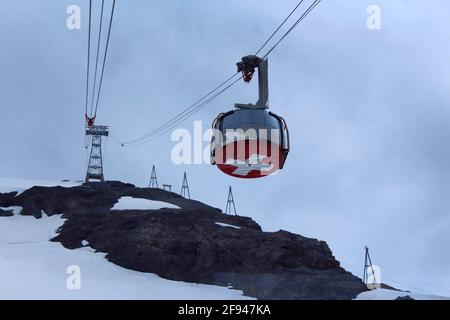 LE téléphérique DE TITLIS tourne vers le sommet enneigé de TITLIS, en Suisse Banque D'Images