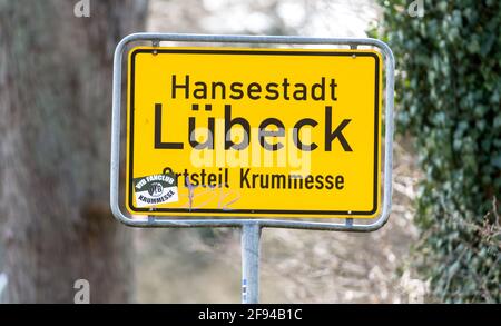 Krummesse, Allemagne. 16 avril 2021. Un signe de nom de lieu avec l'inscription 'Hansestadt Lübeck, Ortsteil Krummesse' se trouve à l'entrée de Krummesse. Deux ensembles différents de règles de Corona s'appliquent ici, parce qu'une frontière de district traverse le village et la coupe irrégulièrement en parcelles appartenant au duché de Lauenburg ou à la ville de Lübeck. Credit: Markus Scholz/dpa/Alay Live News Banque D'Images