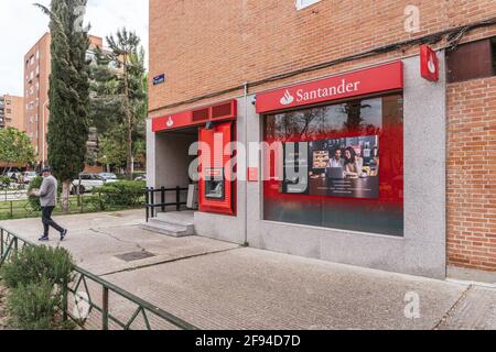 MADRID, ESPAGNE - 14 avril 2021: Santander Bank à Madrid, Espagne. Banco Santander Group est le 16e plus grand groupe bancaire au monde Banque D'Images