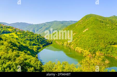 Vue sur un barrage dans les montagnes rhodope, bulgarie Banque D'Images