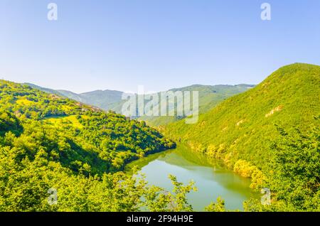 Vue sur un barrage dans les montagnes rhodope, bulgarie Banque D'Images