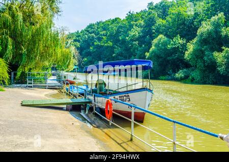 Vue sur un bateau amarré et attendant faire une croisière sur le fleuve ropotamo en Bulgarie. Banque D'Images