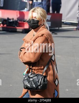 Imola, Italie. 16 avril 2021. Motorsport: Championnat du monde de Formule 1, Grand Prix d'Émilie-Romagne, 1ère pratique libre: Corinna Schumacher sur son chemin vers le paddock. Credit: Hasan Bratic/dpa/Alay Live News Banque D'Images