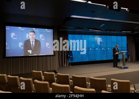 Bruxelles, Belgique. 16 avril 2021. Le ministre irlandais des Finances, Paschal Donohoe, lors d'une conférence de presse à la suite d'une réunion par vidéoconférence des ministres des Finances de l'Eurogroupe au Conseil européen de Bruxelles, Belgique, le 16 avril 2021. Crédit: ALEXANDROS MICHAILIDIS/Alamy Live News Banque D'Images