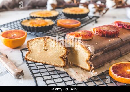 Tartelettes et gâteau à l'orange faits maison sur fond blanc Banque D'Images