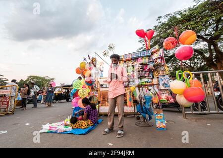 Mysuru, Karnataka, Inde - janvier 2019 : un vendeur de rue vendant des ballons et des jouets colorés sur un site touristique de la ville de Mysore. Banque D'Images