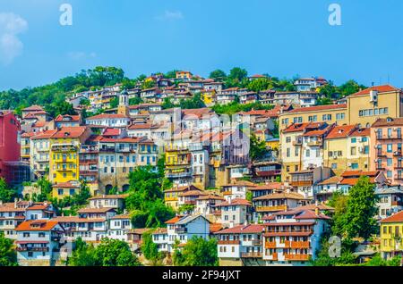 Vue sur les maisons traditionnelles de la vieille ville de Veliko Tarnovo, Bulgarie Banque D'Images