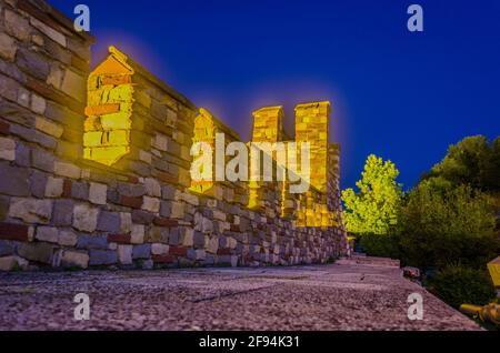 Vue nocturne de la forteresse illuminée de tsarevets à Veliko Tarnovo, Bulgarie. Banque D'Images