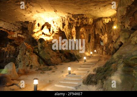 Photographies des nombreuses grottes karstiques de la baie d'Halong et de leurs étonnantes formations créées depuis des millions d'années. Prise le 05/01/20 avec flash. Banque D'Images