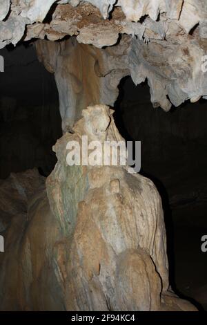 Photographies des nombreuses grottes karstiques de la baie d'Halong et de leurs étonnantes formations créées depuis des millions d'années. Prise le 05/01/20 avec flash. Banque D'Images