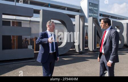 Anas Sarwar, le chef du parti travailliste écossais, et Sir Keir Starmer, le chef du parti travailliste britannique, lors d'une visite à l'aéroport d'Édimbourg sur la piste de la campagne électorale. L'Écosse tiendra ses prochaines élections législatives le 6 mai 2021. Date de la photo: Vendredi 16 avril 2021. Banque D'Images