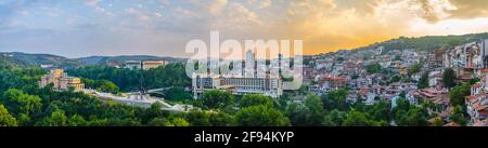 Panorama sur Veliko Tarnovo au coucher du soleil avec la Galerie d'art de l'État Boris Denev et le mémorial asenovtsi Banque D'Images