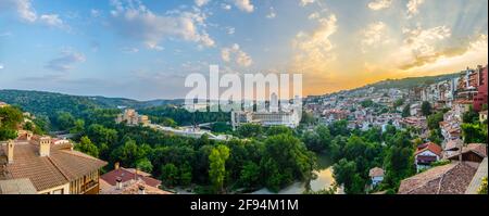 Panorama sur Veliko Tarnovo au coucher du soleil avec la Galerie d'art de l'État Boris Denev et le mémorial asenovtsi Banque D'Images