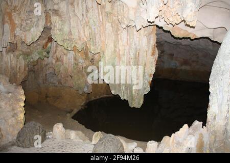 Photographies des nombreuses grottes karstiques de la baie d'Halong et de leurs étonnantes formations créées depuis des millions d'années. Prise le 05/01/20 avec flash. Banque D'Images