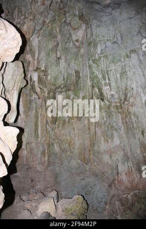 Photographies des nombreuses grottes karstiques de la baie d'Halong et de leurs étonnantes formations créées depuis des millions d'années. Prise le 05/01/20 avec flash. Banque D'Images