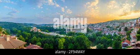 Panorama sur Veliko Tarnovo au coucher du soleil avec la Galerie d'art de l'État Boris Denev et le mémorial asenovtsi Banque D'Images