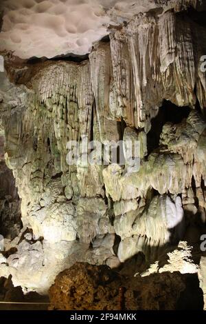 Photographies des nombreuses grottes karstiques de la baie d'Halong et de leurs étonnantes formations créées depuis des millions d'années. Prise le 05/01/20 avec flash. Banque D'Images