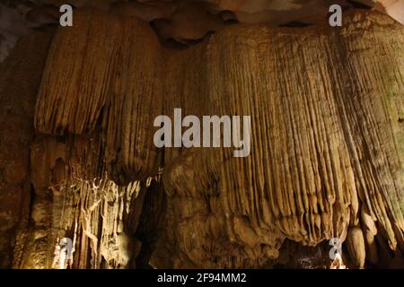 Photographies des nombreuses grottes karstiques de la baie d'Halong et de leurs étonnantes formations créées depuis des millions d'années. Prise le 05/01/20 avec flash. Banque D'Images