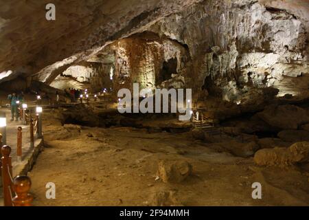 Photographies des nombreuses grottes karstiques de la baie d'Halong et de leurs étonnantes formations créées depuis des millions d'années. Prise le 05/01/20 avec flash. Banque D'Images