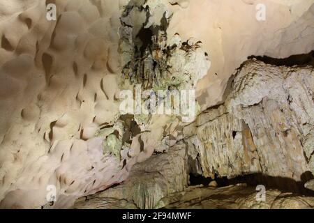 Photographies des nombreuses grottes karstiques de la baie d'Halong et de leurs étonnantes formations créées depuis des millions d'années. Prise le 05/01/20 avec flash. Banque D'Images