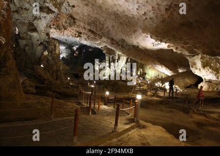 Photographies des nombreuses grottes karstiques de la baie d'Halong et de leurs étonnantes formations créées depuis des millions d'années. Prise le 05/01/20 avec flash. Banque D'Images