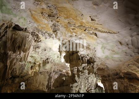 Photographies des nombreuses grottes karstiques de la baie d'Halong et de leurs étonnantes formations créées depuis des millions d'années. Prise le 05/01/20 avec flash. Banque D'Images