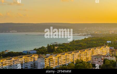 Vue aérienne de varna au coucher du soleil Banque D'Images