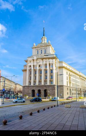 Vue sur la place de l'indépendance dominée par la construction de l'assemblée nationale – ancien siège du parti communiste bulgare – à Sofia, en Bulgarie Banque D'Images
