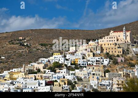 Paysage avec vue panoramique sur Ano Syros et la cathédrale de Saint George de style baroque sur la colline des Cyclades, dans le sud de la mer Égée, en Grèce. Banque D'Images